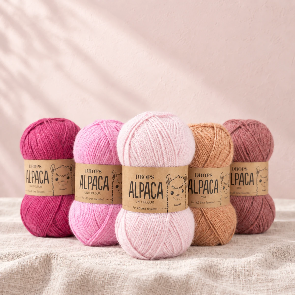 Ovillos de DROPS Alpaca en tonos rosas y naturales