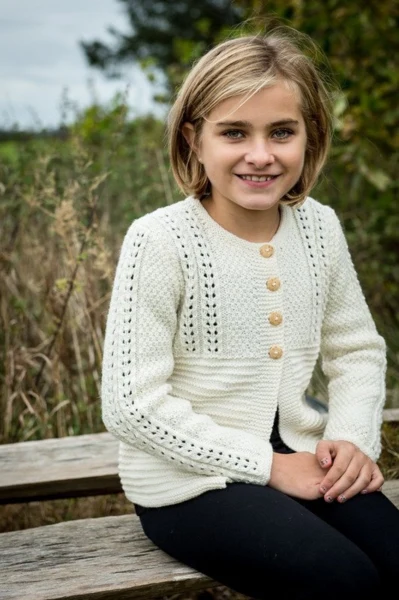 128-2 suéter de niña con patrón de agujeros
