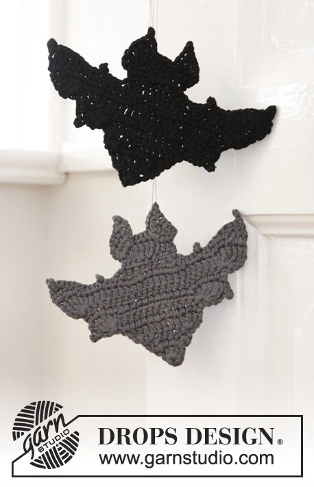 Extra 0-1391 Bat Attack! by DROPS Design — Murciélago de ganchillo en DROPS Paris para decorar Halloween. Elige los colores del cuerpo y las alas. — 1