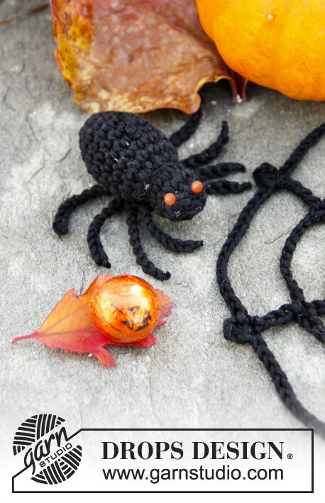 Extra 0-968 Webster by DROPS Design — Telaraña con araña de ganchillo en DROPS Safran. Una pequeña decoración para Halloween. — 2