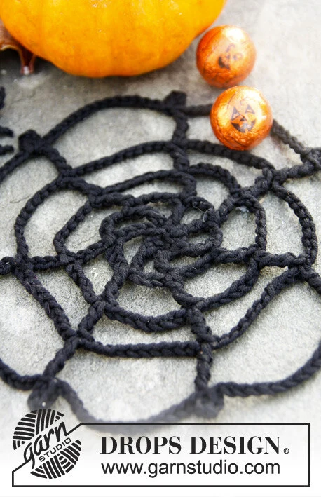 Extra 0-968 Webster by DROPS Design — Telaraña con araña de ganchillo en DROPS Safran. Una pequeña decoración para Halloween. — 3