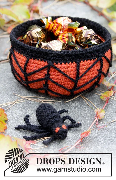 Extra 0-1171 Creepy Candy by DROPS Design — Cesta de Halloween de unos 12 cm de diámetro y 6 cm de alto, con araña. — 1
