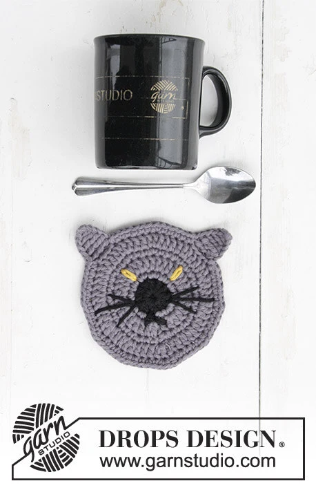Extra 0-1388 Lucifurr by DROPS Design — Posavasos de unos 11 cm de diámetro. Un posavasos pesa unos 20 g; la mostaza se usa solo para los ojos. — 1