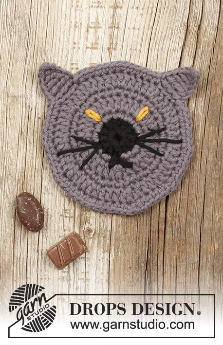 Extra 0-1388 Lucifurr by DROPS Design — Posavasos de unos 11 cm de diámetro. Un posavasos pesa unos 20 g; la mostaza se usa solo para los ojos. — 2