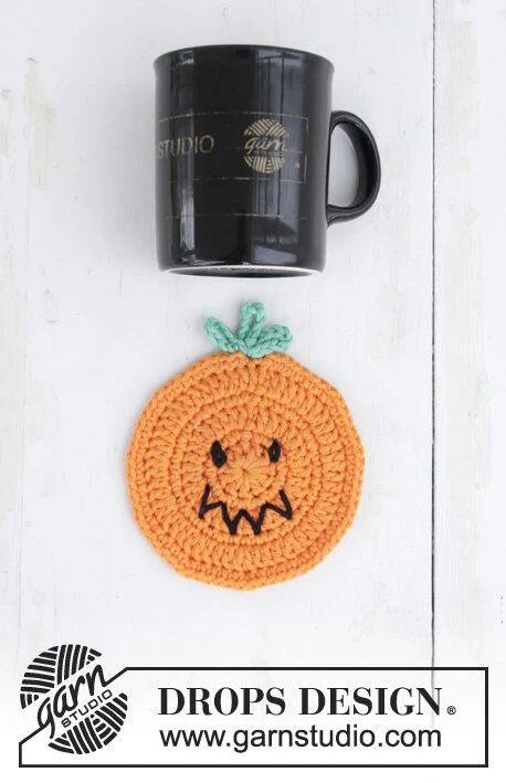 Extra 0-1389 Pumpkin Latte by DROPS Design — Posavasos de unos 11 cm de diámetro. Pesa unos 20 g; verde y negro se usan para pequeños detalles. — 1
