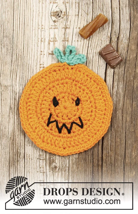 Extra 0-1389 Pumpkin Latte by DROPS Design — Posavasos de unos 11 cm de diámetro. Pesa unos 20 g; verde y negro se usan para pequeños detalles. — 2