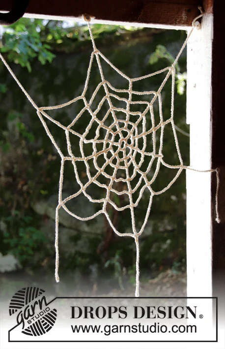 Extra 0-1426 Miss Spider's House by DROPS Design — Telaraña de unos 40 cm de punta a punta, ligeramente estirada. Una telaraña utiliza unos 25 g; el kit contiene un ovillo blanco. El negro es una alternativa, no un segundo ovillo obligatorio. — 1