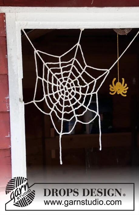 Extra 0-1426 Miss Spider's House by DROPS Design — Telaraña de unos 40 cm de punta a punta, ligeramente estirada. Una telaraña utiliza unos 25 g; el kit contiene un ovillo blanco. El negro es una alternativa, no un segundo ovillo obligatorio. — 3