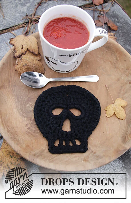 Extra 0-1457 Dead Man's Happy Hour by DROPS Design — Calavera de unos 10 × 11 cm. Utiliza unos 18 g después de endurecerla. Consulta en el patrón el acabado y endurecimiento. — 2