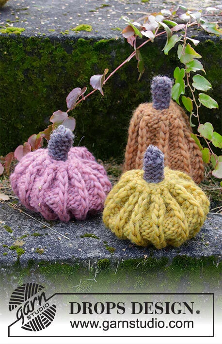 Extra 0-1500 Cinderella's Pumpkins by DROPS Design — Tres calabazas: cobre de unos 13 cm de alto, malva y curry de unos 10 cm. Cada ovillo se incluye según la lista del conjunto. — 3