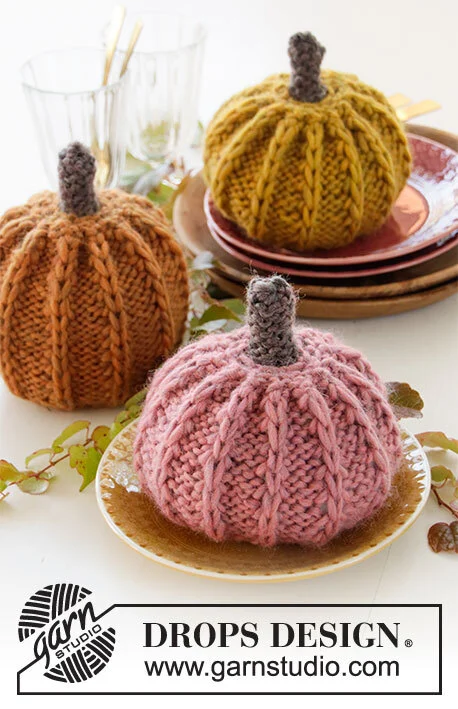 Extra 0-1500 Cinderella's Pumpkins by DROPS Design — Tres calabazas: cobre de unos 13 cm de alto, malva y curry de unos 10 cm. Cada ovillo se incluye según la lista del conjunto. — 4