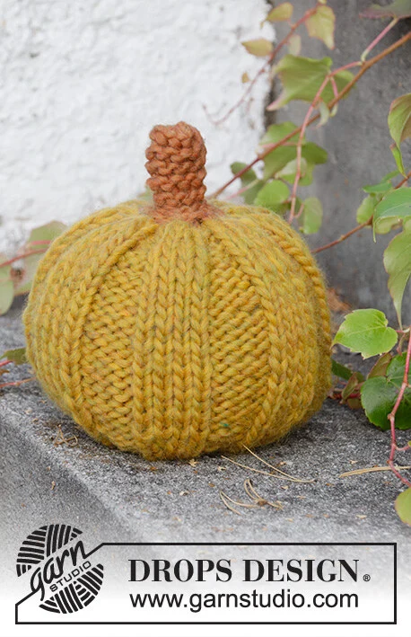 Extra 0-1501 Cinderella's Pumpkins by DROPS Design — Calabaza de unos 16 cm de alto. Una calabaza pesa unos 54 g; el kit contiene los dos ovillos indicados. — 3