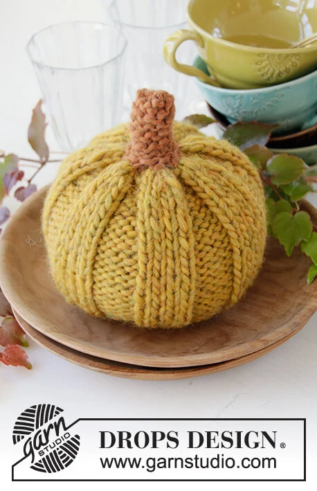 Extra 0-1501 Cinderella's Pumpkins by DROPS Design — Calabaza de unos 16 cm de alto. Una calabaza pesa unos 54 g; el kit contiene los dos ovillos indicados. — 5