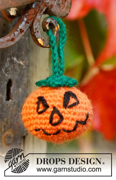 Extra 0-782 Jack by DROPS Design — Calabazas de unos 5 cm de diámetro. Un ovillo naranja permite hacer unas ocho calabazas. — 1