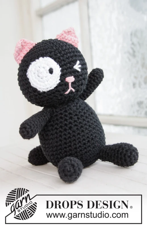 Baby 21-44 Sylvester by DROPS Design — Gato de unos 18 cm de alto. Blanco y rosa se usan para detalles. También se necesita un ganchillo de 3,5 mm para ojos y orejas. — 2