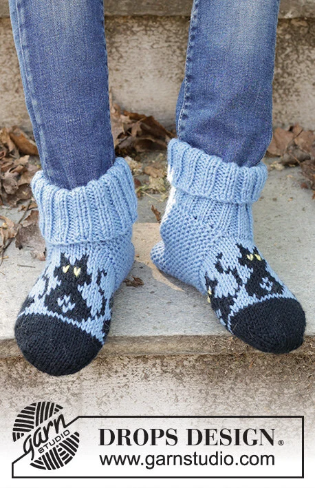 Children 47-28 Bewitched Cat Socks by DROPS Design — Calcetines: 24/25, 26/28, 29/31, 32/34, 35/37, 38/40 y 41/43; pie: 15, 17, 18, 20, 22, 24 y 26 cm. También agujas de doble punta de 2,5 mm y restos amarillos para los ojos. Se incluye un ovillo completo de mostaza oscuro 52 para los ojos amarillos; puede diferir del tono de las fotos. — 1