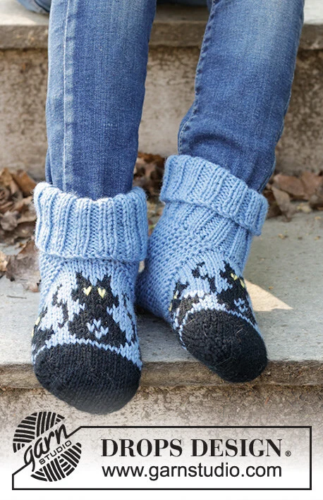 Children 47-28 Bewitched Cat Socks by DROPS Design — Calcetines: 24/25, 26/28, 29/31, 32/34, 35/37, 38/40 y 41/43; pie: 15, 17, 18, 20, 22, 24 y 26 cm. También agujas de doble punta de 2,5 mm y restos amarillos para los ojos. Se incluye un ovillo completo de mostaza oscuro 52 para los ojos amarillos; puede diferir del tono de las fotos. — 2