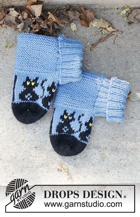 Children 47-28 Bewitched Cat Socks by DROPS Design — Calcetines: 24/25, 26/28, 29/31, 32/34, 35/37, 38/40 y 41/43; pie: 15, 17, 18, 20, 22, 24 y 26 cm. También agujas de doble punta de 2,5 mm y restos amarillos para los ojos. Se incluye un ovillo completo de mostaza oscuro 52 para los ojos amarillos; puede diferir del tono de las fotos. — 4
