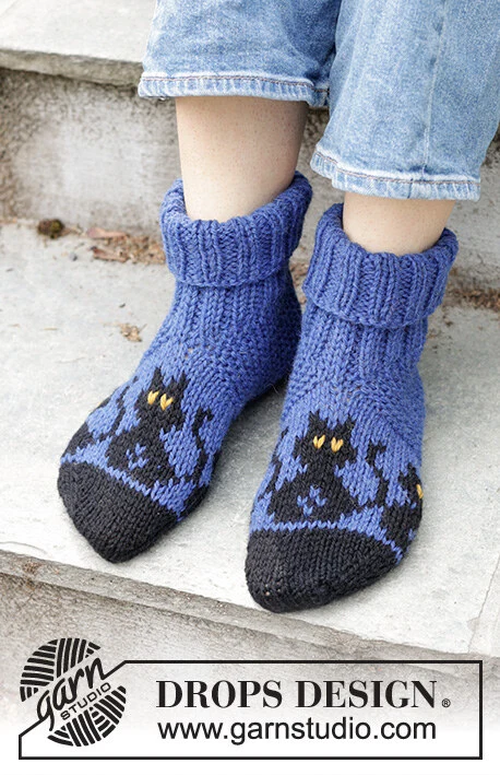 244-44 Bewitched Cat Socks by DROPS Design — Calcetines: 35/37, 38/40 y 41/43; pie: 22, 24 y 27 cm. La mostaza se utiliza para bordar los detalles. También agujas de doble punta de 4 mm. — 1
