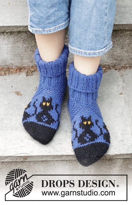 244-44 Bewitched Cat Socks by DROPS Design — Calcetines: 35/37, 38/40 y 41/43; pie: 22, 24 y 27 cm. La mostaza se utiliza para bordar los detalles. También agujas de doble punta de 4 mm. — 3