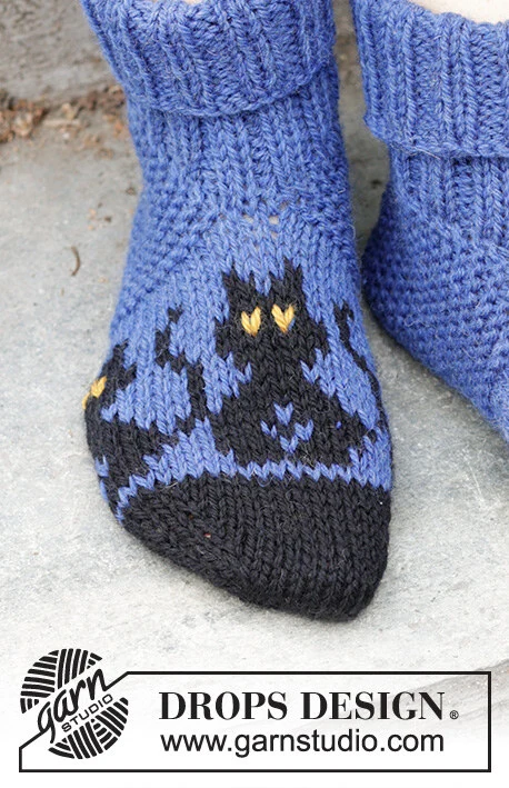 244-44 Bewitched Cat Socks by DROPS Design — Calcetines: 35/37, 38/40 y 41/43; pie: 22, 24 y 27 cm. La mostaza se utiliza para bordar los detalles. También agujas de doble punta de 4 mm. — 4