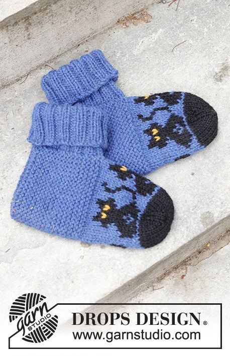 244-44 Bewitched Cat Socks by DROPS Design — Calcetines: 35/37, 38/40 y 41/43; pie: 22, 24 y 27 cm. La mostaza se utiliza para bordar los detalles. También agujas de doble punta de 4 mm. — 5