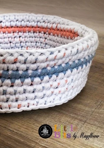 Cesta de pan y bandeja de café a crochet en Mayflower Ribbon