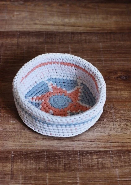 Cesta de pan y bandeja de café a crochet en Mayflower Ribbon