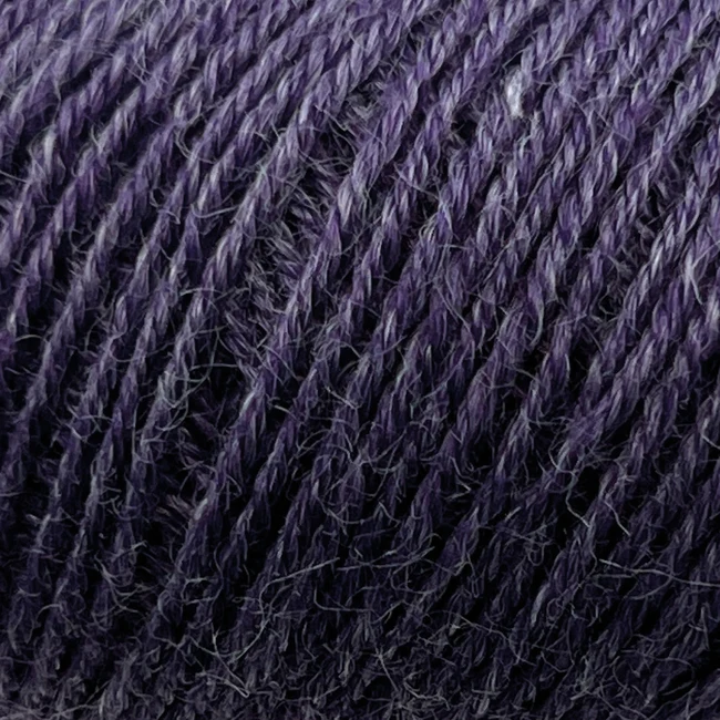 Onion Nettle Sock Yarn 1009 Morado oscuro