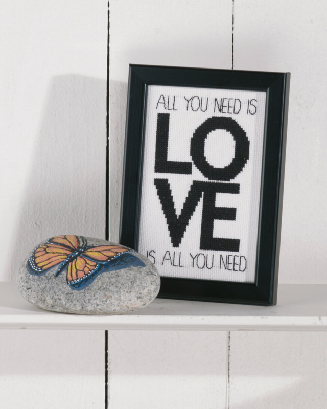 Kit de bordado Love is all you need 9 x 14 cm