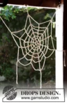 Extra 0-1426 Miss Spider's House by DROPS Design — Telaraña de unos 40 cm de punta a punta, ligeramente estirada. Una telaraña utiliza unos 25 g; el kit contiene un ovillo blanco. El negro es una alternativa, no un segundo ovillo obligatorio. — 1