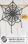 Extra 0-1426 Miss Spider's House by DROPS Design — Telaraña de unos 40 cm de punta a punta, ligeramente estirada. Una telaraña utiliza unos 25 g; el kit contiene un ovillo blanco. El negro es una alternativa, no un segundo ovillo obligatorio. — 2
