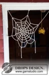 Extra 0-1426 Miss Spider's House by DROPS Design — Telaraña de unos 40 cm de punta a punta, ligeramente estirada. Una telaraña utiliza unos 25 g; el kit contiene un ovillo blanco. El negro es una alternativa, no un segundo ovillo obligatorio. — 3
