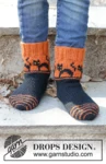 Children 47-29 Spooky Sunset Socks by DROPS Design — Calcetines: 24/25, 26/28, 29/31, 32/34, 35/37, 38/40 y 41/43; pie: 15, 17, 18, 20, 22, 24 y 26 cm. También agujas de doble punta de 2,5 mm y restos amarillos para los ojos. Se incluye un ovillo completo de mostaza oscuro 52 para los ojos amarillos; puede diferir del tono de las fotos. — 2