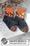 Children 47-29 Spooky Sunset Socks by DROPS Design — Calcetines: 24/25, 26/28, 29/31, 32/34, 35/37, 38/40 y 41/43; pie: 15, 17, 18, 20, 22, 24 y 26 cm. También agujas de doble punta de 2,5 mm y restos amarillos para los ojos. Se incluye un ovillo completo de mostaza oscuro 52 para los ojos amarillos; puede diferir del tono de las fotos. — 3