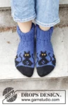 244-44 Bewitched Cat Socks by DROPS Design — Calcetines: 35/37, 38/40 y 41/43; pie: 22, 24 y 27 cm. La mostaza se utiliza para bordar los detalles. También agujas de doble punta de 4 mm. — 2