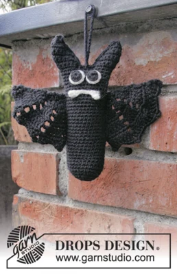 Extra 0-1044 Mr. Fang by DROPS Design — Murciélago de unos 16 cm de alto. El blanco se usa para detalles. También se necesitan dos clips de oficina para las alas; no incluidos. — 1