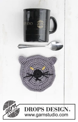 Extra 0-1388 Lucifurr by DROPS Design — Posavasos de unos 11 cm de diámetro. Un posavasos pesa unos 20 g; la mostaza se usa solo para los ojos. — 1