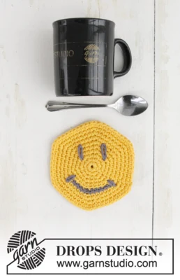 Extra 0-1390 I See You by DROPS Design — Posavasos de unos 11 cm de diámetro. Pesa unos 20 g; el gris oscuro se usa para ojos y boca. — 1