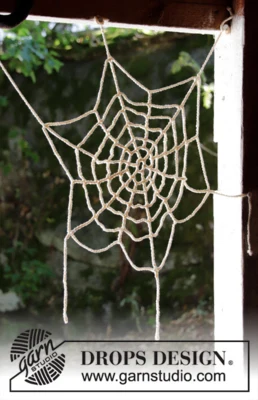 Extra 0-1426 Miss Spider's House by DROPS Design — Telaraña de unos 40 cm de punta a punta, ligeramente estirada. Una telaraña utiliza unos 25 g; el kit contiene un ovillo blanco. El negro es una alternativa, no un segundo ovillo obligatorio. — 1