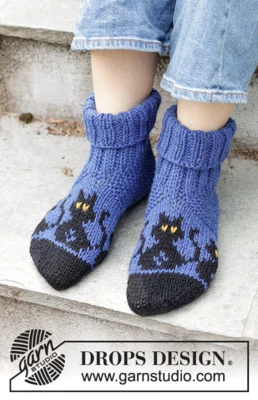 244-44 Bewitched Cat Socks by DROPS Design — Calcetines: 35/37, 38/40 y 41/43; pie: 22, 24 y 27 cm. La mostaza se utiliza para bordar los detalles. También agujas de doble punta de 4 mm. — 1